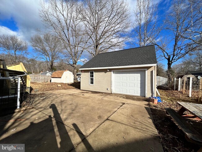 Building Photo - 5525 Larch St