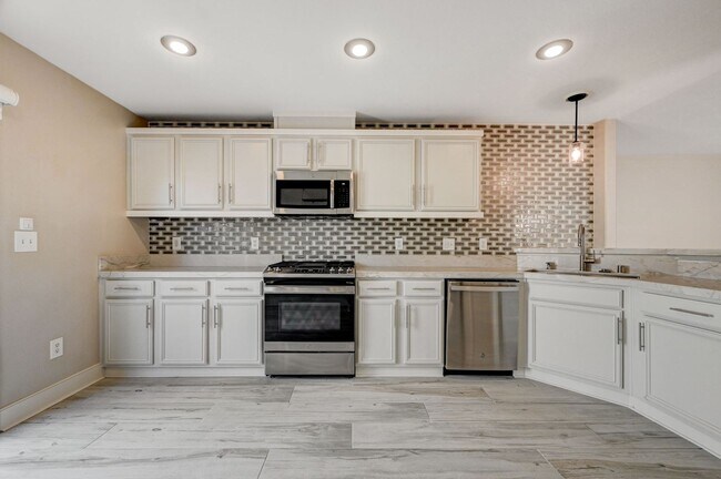 Building Photo - Stunning Southern Highlands Two Story