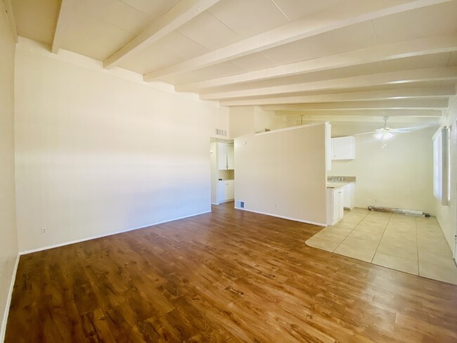 Building Photo - Spacious 2 Bedroom with Hard Flooring, Vau...