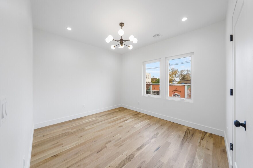 Building Photo - 114 Center St