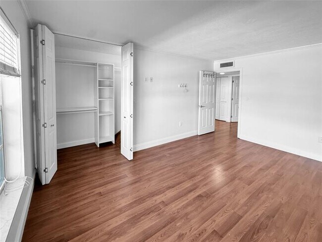 Building Photo - 811 W Oakland Park Blvd