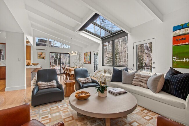 Building Photo - 262 Eastwood Rd