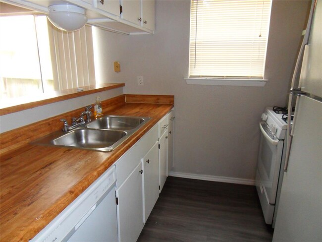 Building Photo - 811 Sirocco Dr