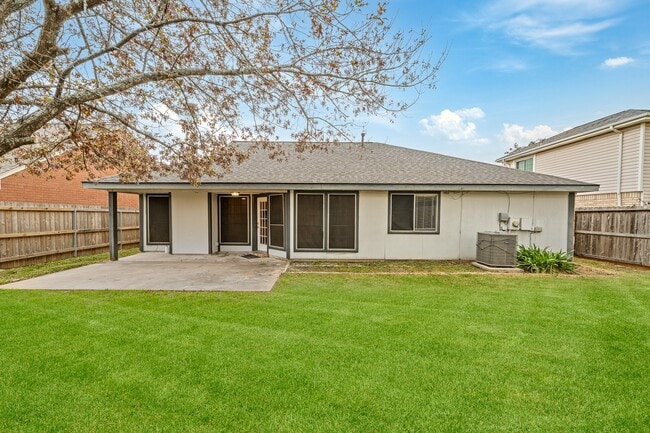 Building Photo - 18123 Lake Bend Dr