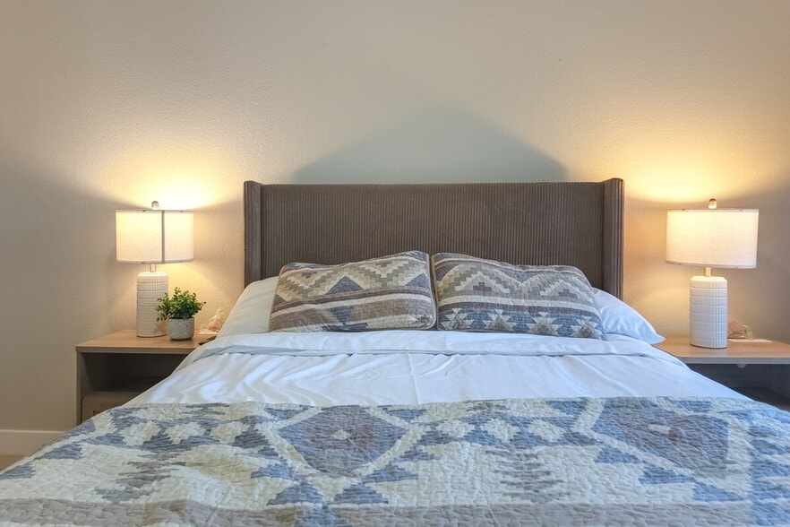 Building Photo - 1001 N Pasadena