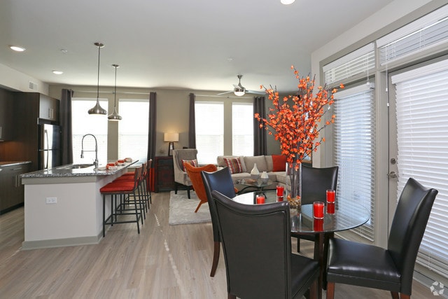 Building Photo - 700 E Algonquin Rd