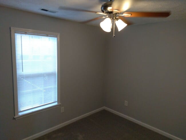 Building Photo - 2 Bedroom, 1 bath apartment - Downstairs U...