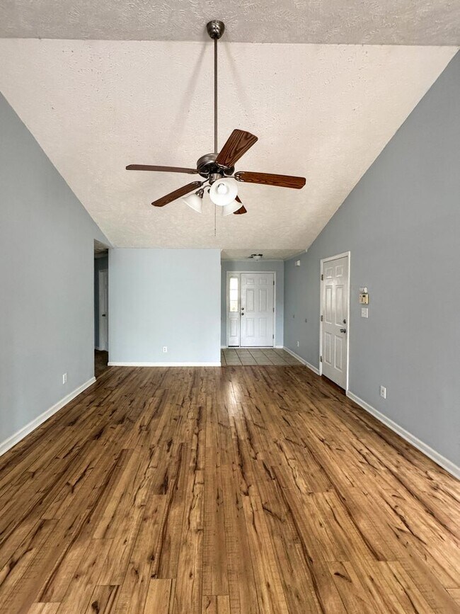 Building Photo - Charming 3 Bed 2 Bath Home with Bonus Room