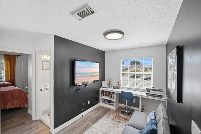 Building Photo - 609 SW St Thomas Cove