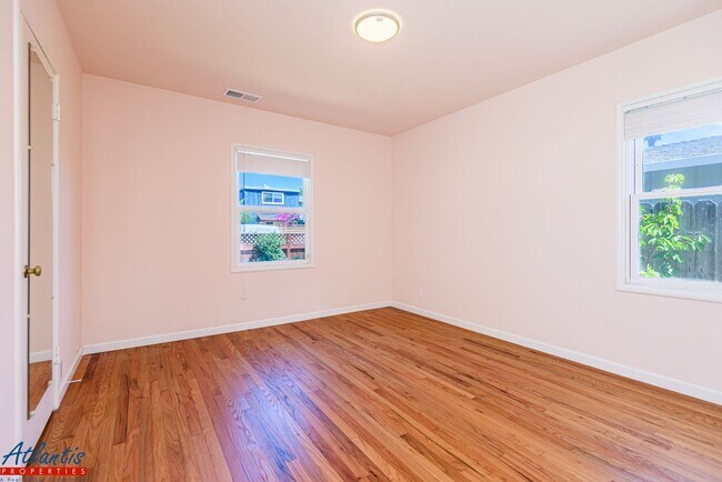 Building Photo - Lovely Seacliff Home | Desirable Location