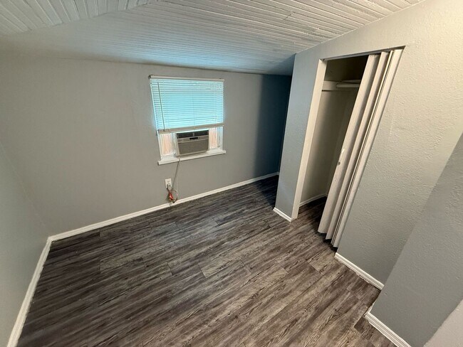 Building Photo - 2/1 St Pete Move In Ready