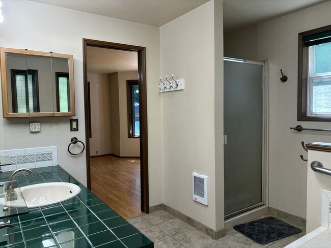 Building Photo - 3233 Jeri Dr NE