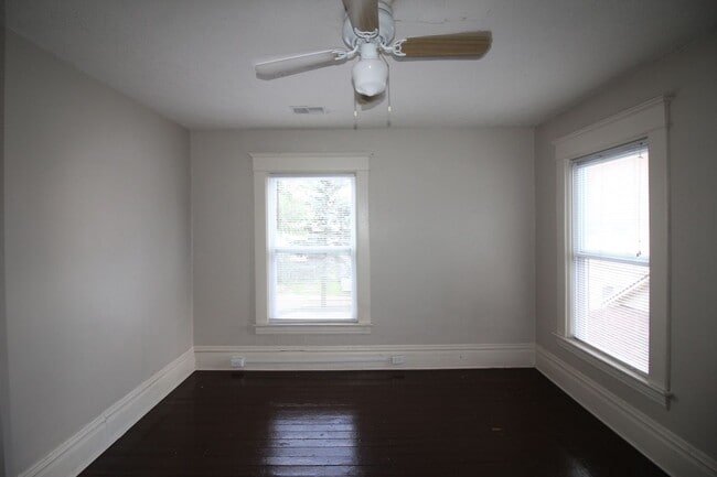 Building Photo - 3 bed -1.5 bath house near GVSU Pew Campus.