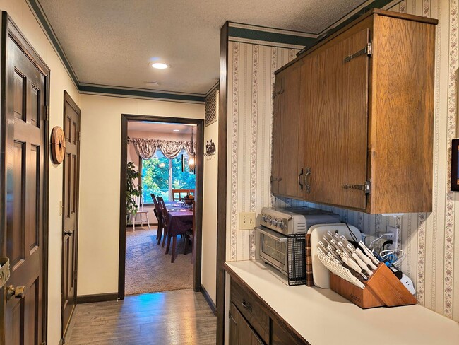 Building Photo - Spacious 4 bed, 2.5 bath with HEATED POOL ...