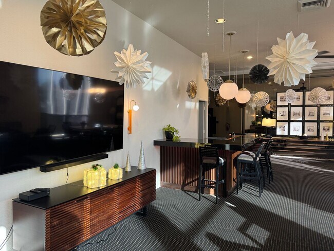 Building Photo - Luxury 2 Bedroom Condo Available at Regency House in Central Phoenix!