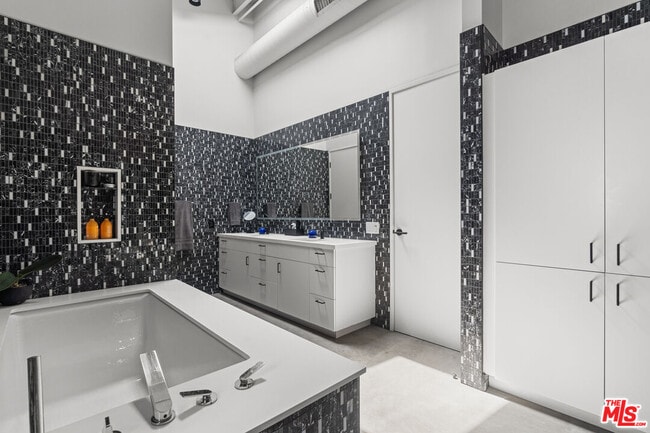 Building Photo - 548 Rose Ave