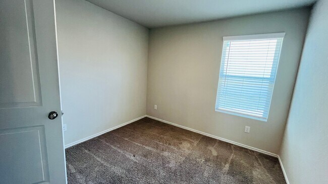 Building Photo - Spacious 4BR w/ Large Backyard – Close to ...