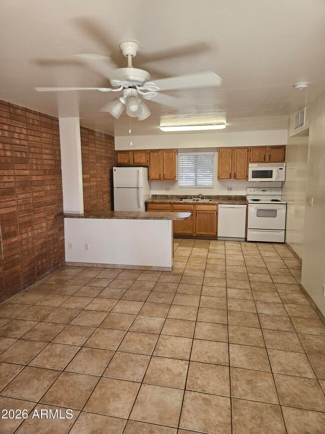 Building Photo - 703 W Rose Ln