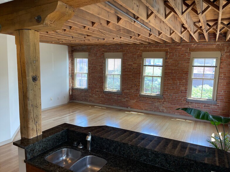 Kitchen/Living Room - 202 Walton St