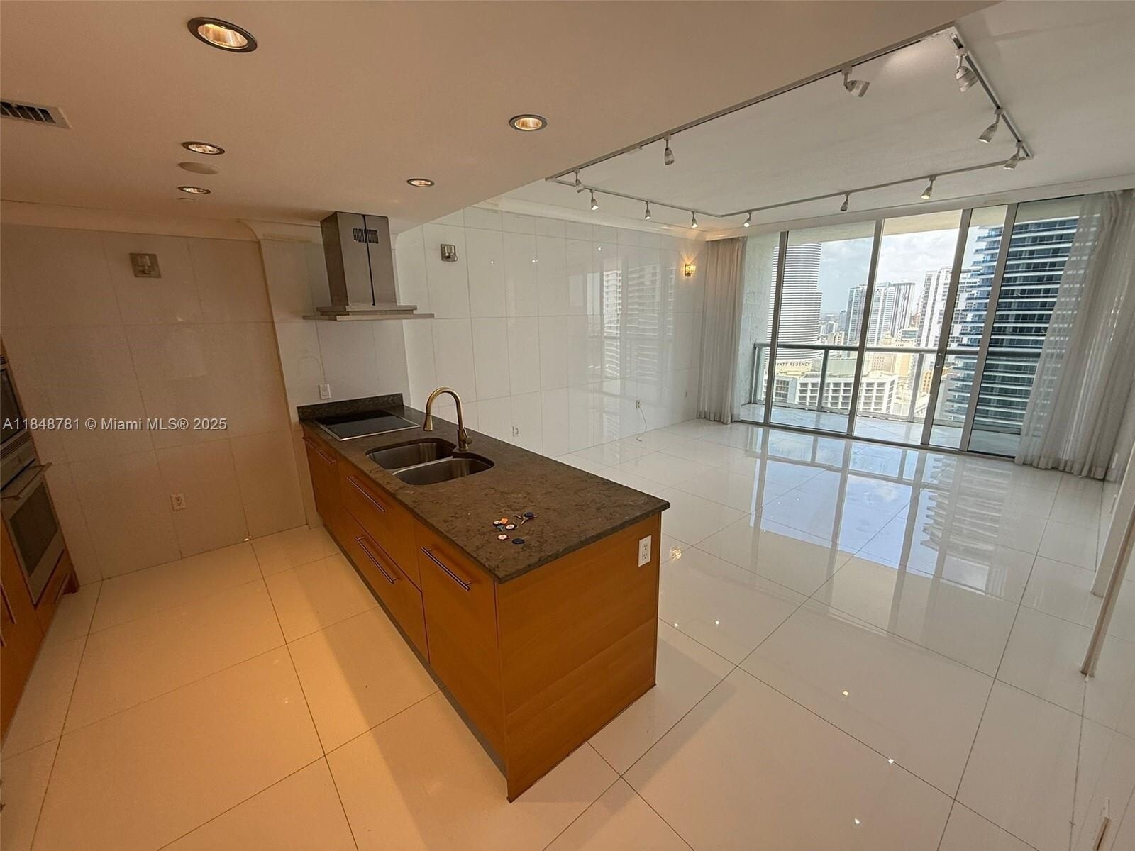 Building Photo - 485 Brickell Ave