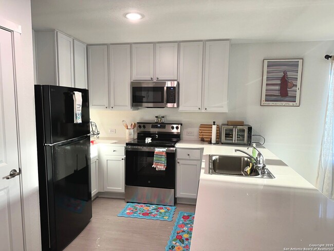 Building Photo - FULLY FURNISHED!!! 3Bed/2Bath House for Rent! Available Now! 12 or 6 month lease.