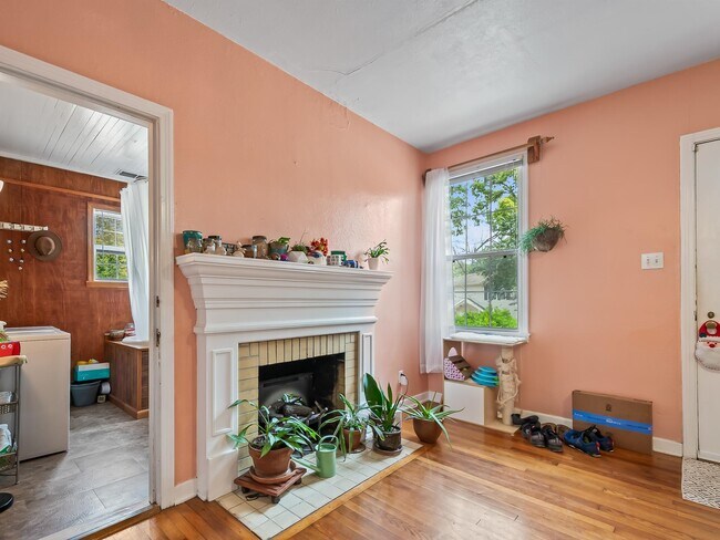 Building Photo - 220 Rivoli Rd