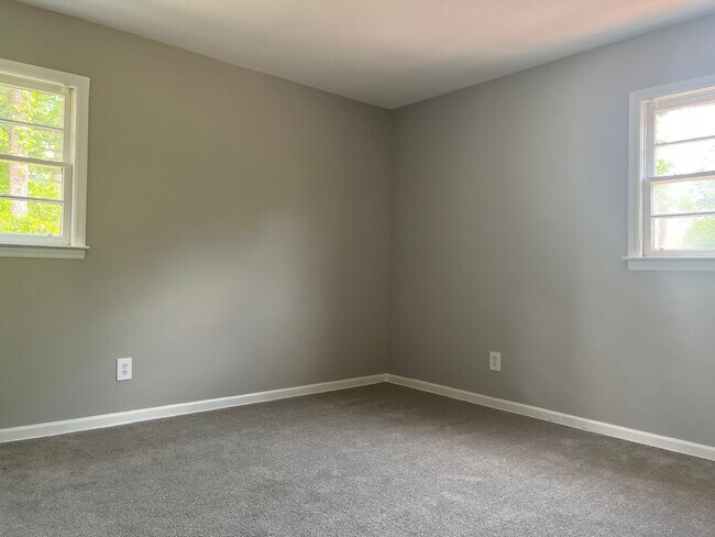 Building Photo - Updated 6bd/3ba w/ Large Backyard in Forest Park!