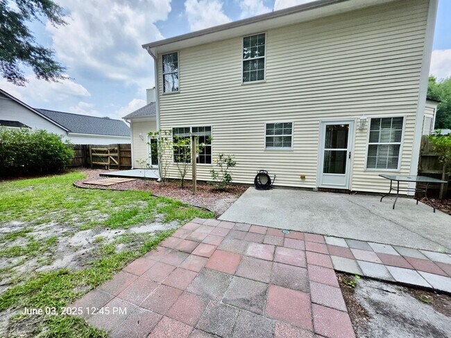 Building Photo - Thoughtfully updated 3 bedroom in Summervi...