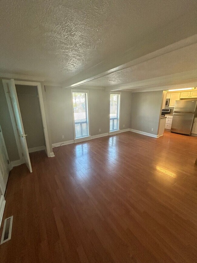 Building Photo - Modern 1 Bedroom Townhome in Prime Moon Township Location!