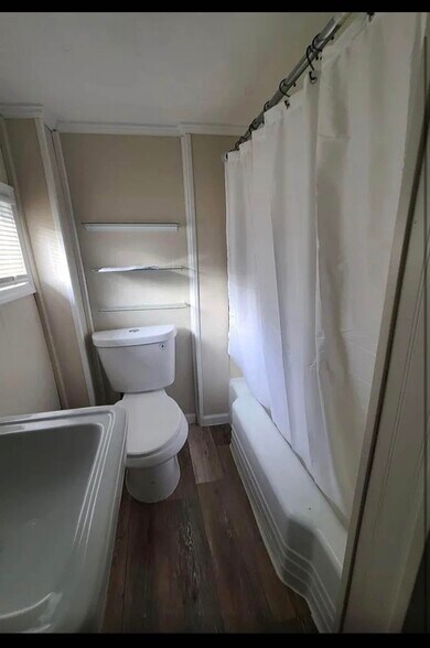 Building Photo - 6015 N River Rd