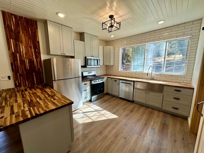 Building Photo - Stunning Renovated 2 Bedroom 2 Bathroom Fa...