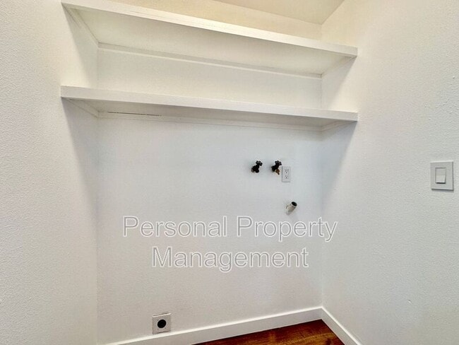 Building Photo - 4325 E 17th St