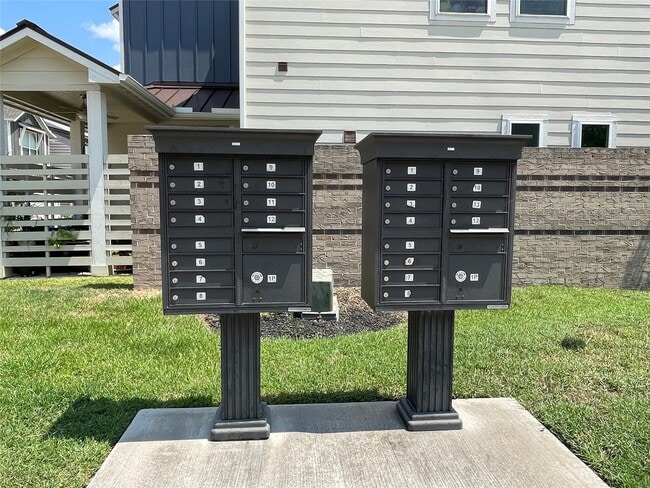 Building Photo - 10418 Quiet Courtyard Rd