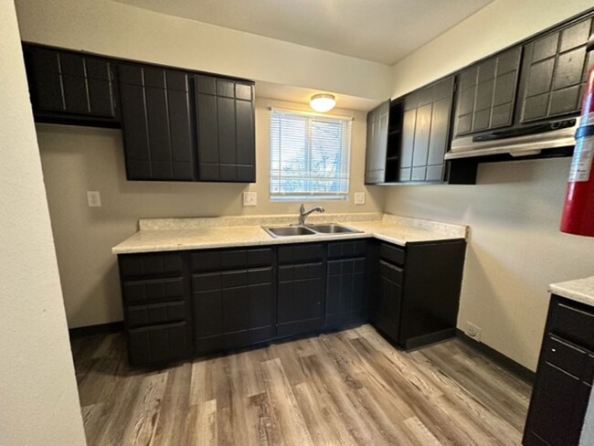 Building Photo - Beautiful, open three bedroom with modern ...