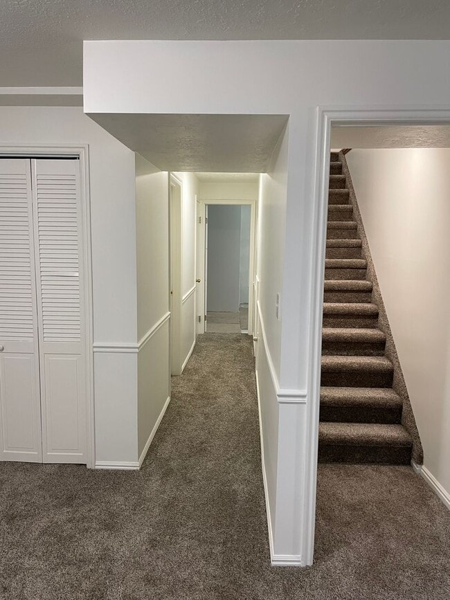 Building Photo - Desirable Kaysville Area/ 5 Bedroom Home