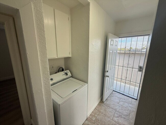 Building Photo - 143 Ladera Dr