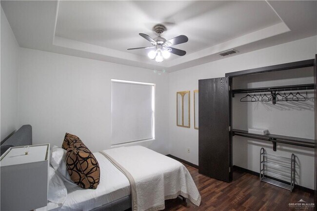 Building Photo - 18 W Daffodil Ave