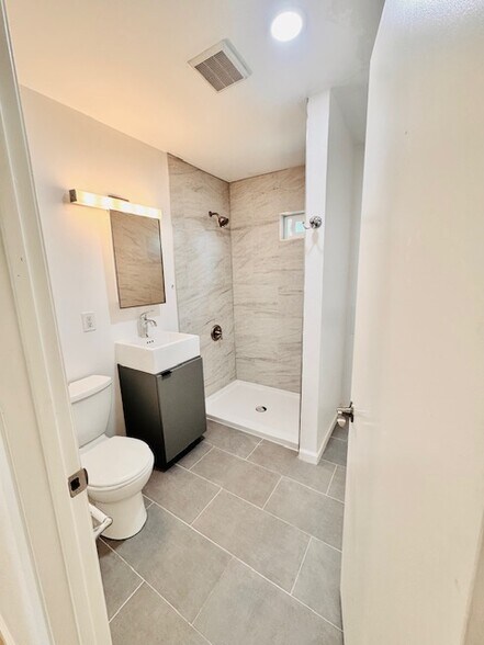 Guest Bathroom - 8592 Atlas View Dr