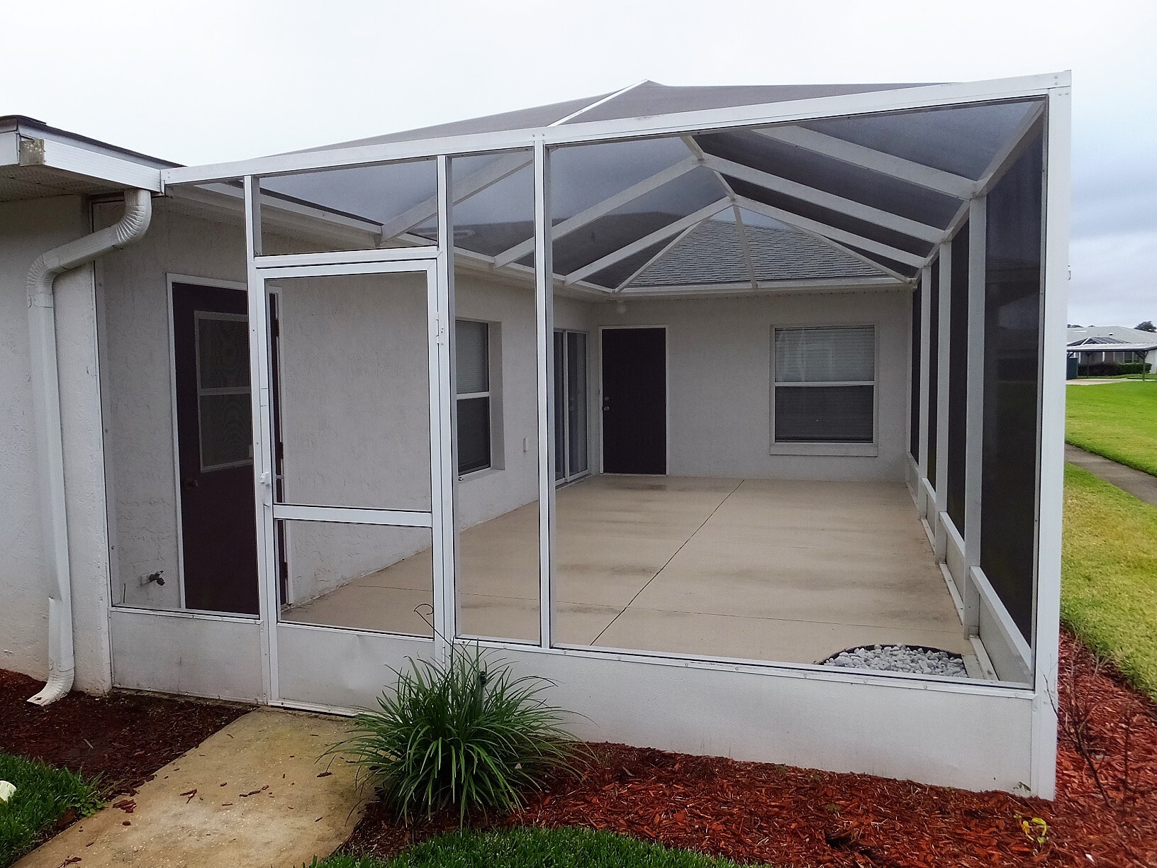 Building Photo - 915 Willow Dr