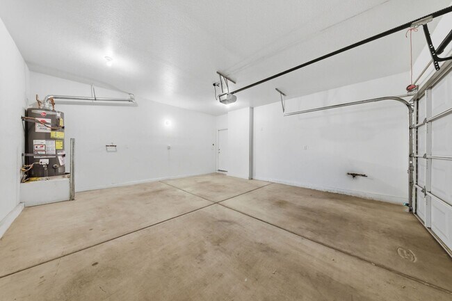 Building Photo - Spacious Summerlin Gem with Loft and Balcony Suite
