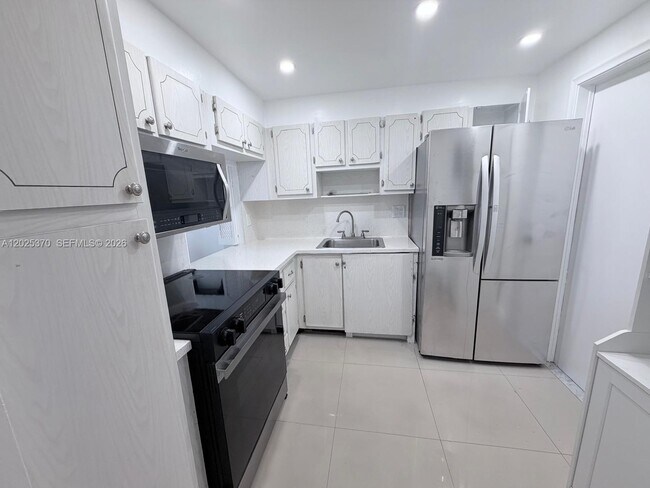 Building Photo - 1825 S Ocean Dr