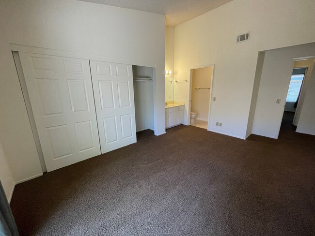 Building Photo - 3bd Condo with great location