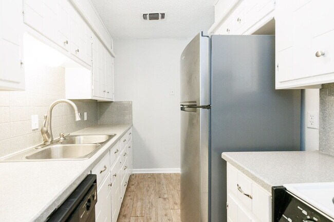 Building Photo - 3 Bedroom with 2 living rooms