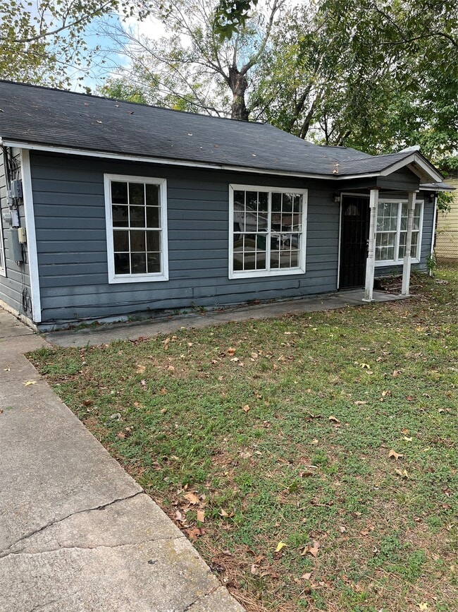 Building Photo - 10533 Barnham St