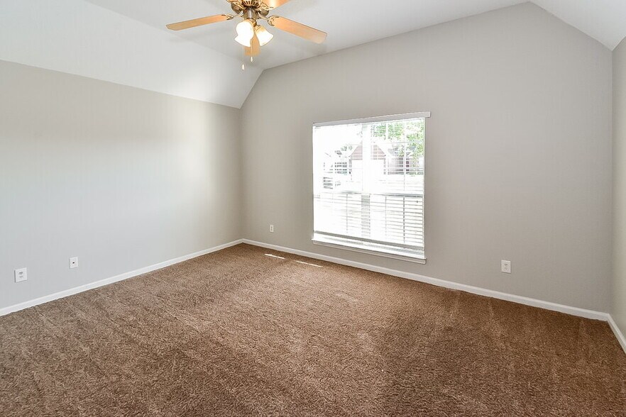 Building Photo - 4088 Ravenwood Dr N