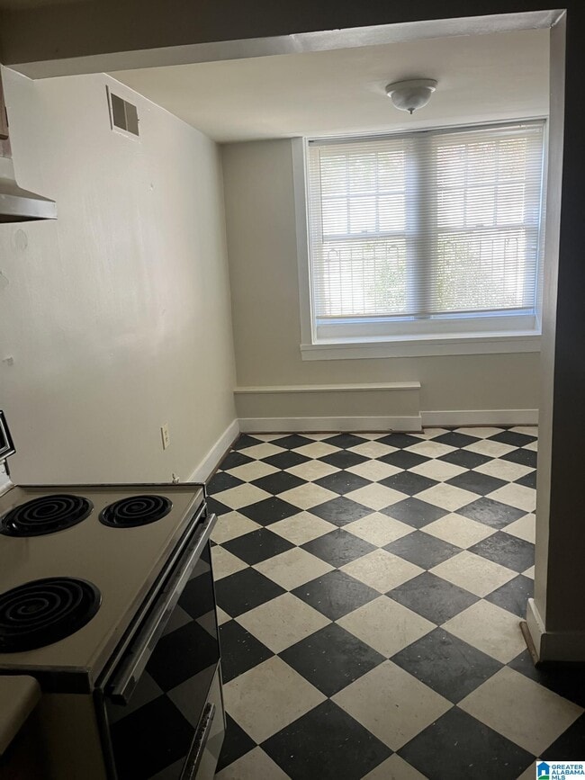 Building Photo - 905 40th St S