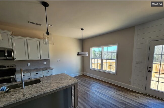 Building Photo - Charming 4 Bedroom 2.5 Bathroom with Bonus Room