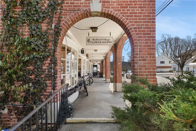 Building Photo - 633 Old Post Rd