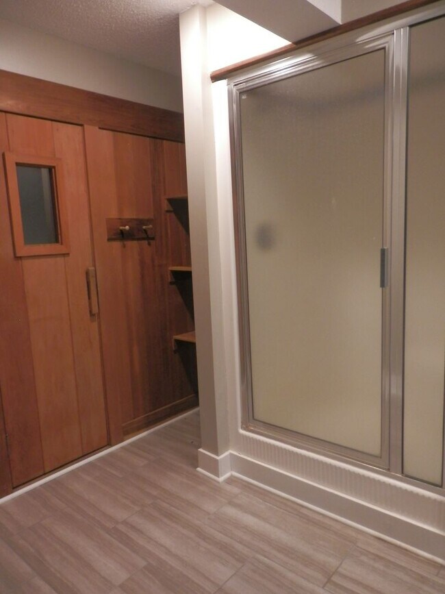 Building Photo - Spectacular 5 Bed 3 Bath With Amazing View...