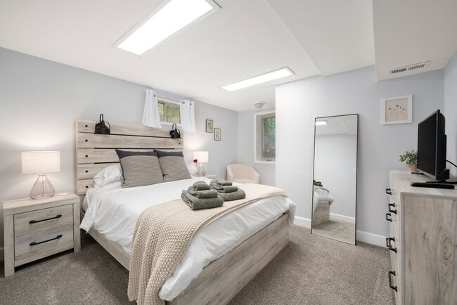 Building Photo - Golden Duplex > Unit is fully furnished feels like NEW!